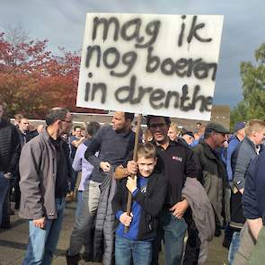 De 10-jarige Frank is ook bij het protest aanwezig, samen met zijn vader Bart. „Ik ben hier voor mijn toekomst”, zegt Frank. Vader Bart vult aan: „Je moet je nu serieus afvragen of dat nog kan, boer worden. Hij heeft een kalkoenen- en akkerbouwbedrijf in