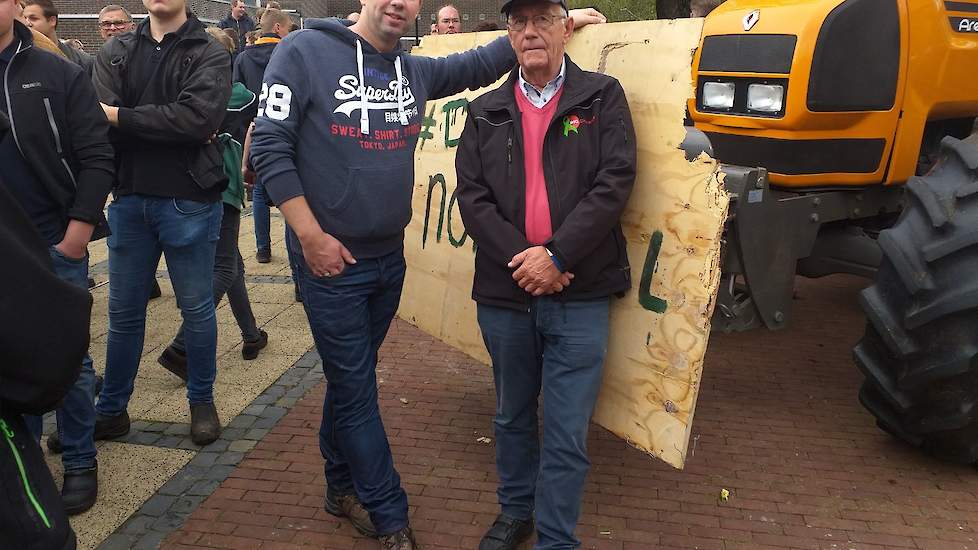 Pluimveehouders Bart en Bert Janssen uit Zuidvelde kijken tevreden terug op het protest. Ze zijn ook blij met dat de gedeputeerde ‘opschorten’ heeft vervangen door ‘intrekken’. Bart: „Ik denk dat het een duidelijke stap is om goed in gesprek te gaan met e