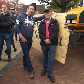 Pluimveehouders Bart en Bert Janssen uit Zuidvelde kijken tevreden terug op het protest. Ze zijn ook blij met dat de gedeputeerde ‘opschorten’ heeft vervangen door ‘intrekken’. Bart: „Ik denk dat het een duidelijke stap is om goed in gesprek te gaan met e