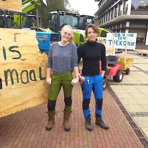 Annemiek Koekoek, Tynaarlo, melkveehouder en akkerbouwer in Tynaarlo (links) en haar stagiaire Amber Wolda uit Kropswolde.  Annemiek: „Het beleid van dit moment is heel ongunstig voor boeren en vooral voor jonge boeren. Op op deze manier zetten ze de hele