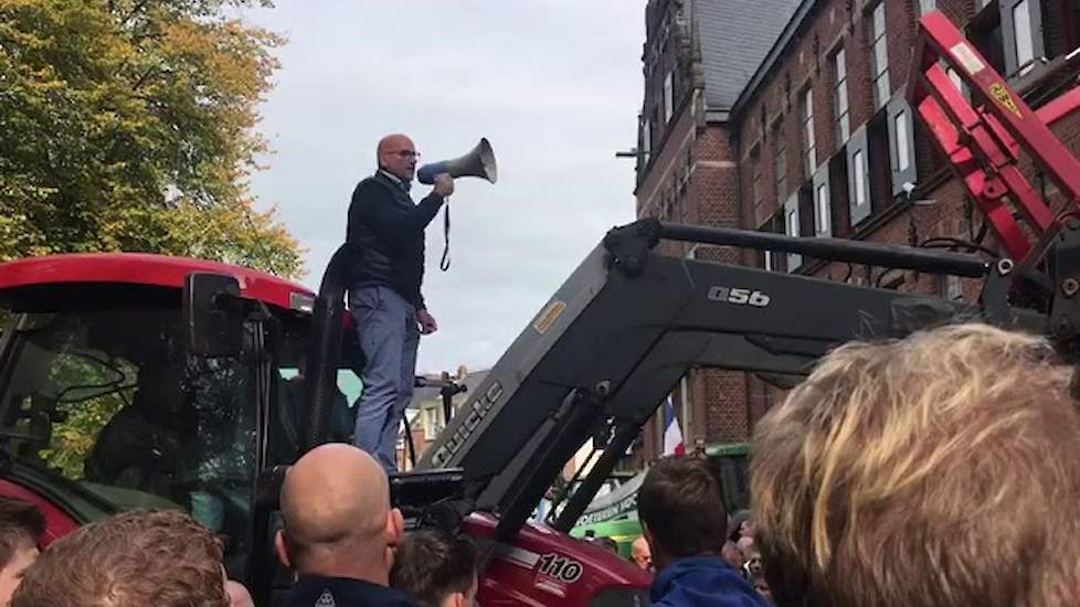 Ate Kuipers (NMV) spreekt toegestroomde boeren in Groningen toe