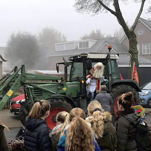 In Bathmen kwam Sinterklaas aan in een colonne van trekkers