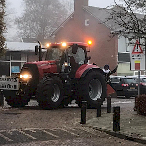 Met een trekker die 2 maal op het Malieveld heeft gestaan, kwamen de Sint en z’n Pieten bij OBS Prinses Margriet aan.