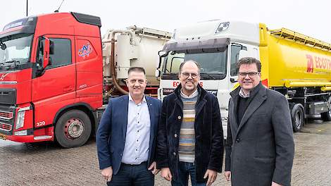 V.l.n.r. Martin Schoemaker, Managing Director Nijhof-Wassink, Roel den Hollander, directeur Ecotrans, Erik Schiphorst, CEO Nijhof-Wassink.