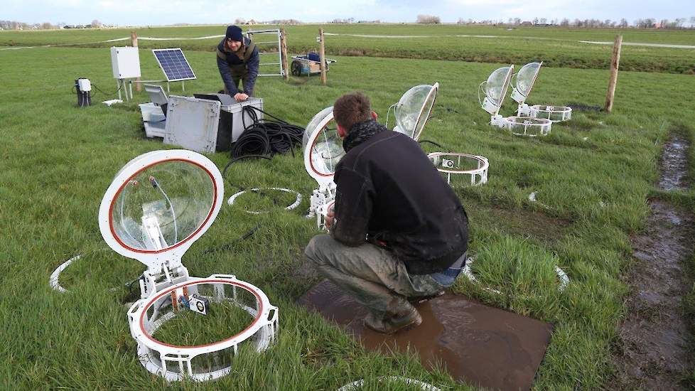 Op deze locatie in Oldeboarn (FR) installeren onderzoekers Ralf Aben van de Radboud universiteit en onderzoeker Reinder Nouta van het waterschap Frieslands de benodigde apparatuur voor het onderzoek.
