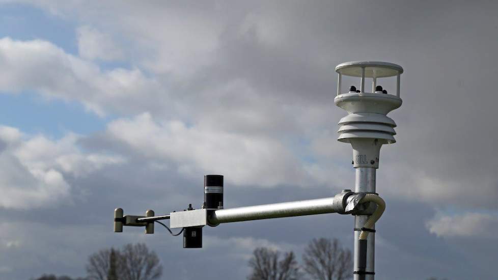 Tegelijkertijd worden door het weerstation ter plaatse de weersomstandigheden gemeten en geregistreerd. Dit om onder alle denkbare omstandigheden gegevens te verzamelen.