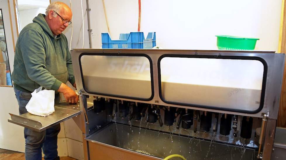 Indien gewenst schilt Henk de asperges. „Voor veel mensen een lastig en tijdrovend karweitje."