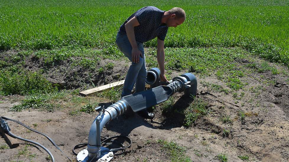 Achter de schuren is een bron geslagen en op een aantal plekken, bij percelen die wat verder van de boerderij liggen, is een extra aansluiting gemaakt met ondergrondse leidingen. Deze buizen liggen 80 centimeter onder de grond.