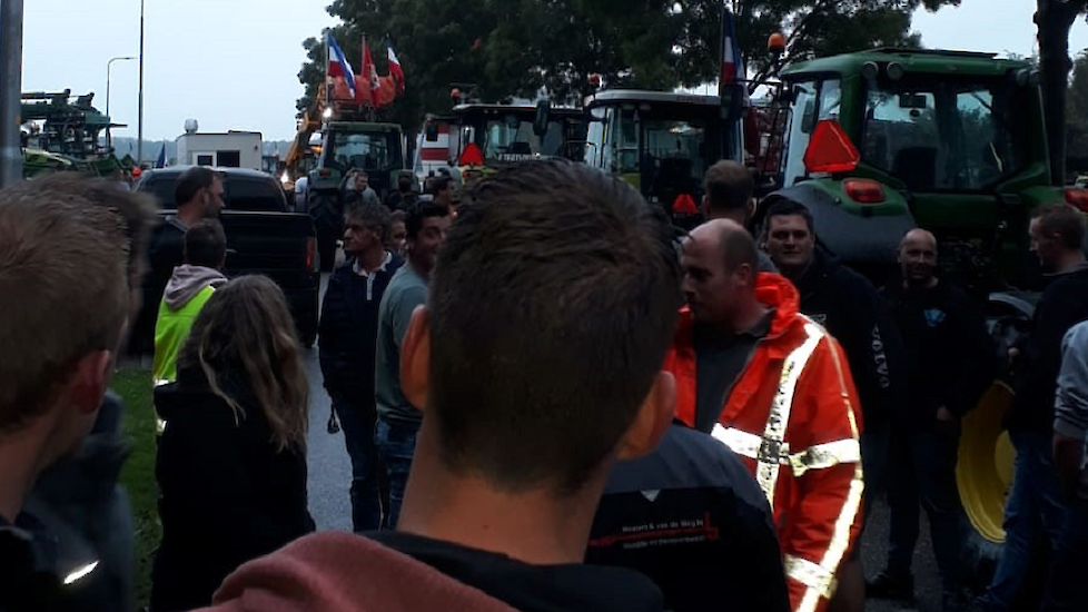 Boeren verzamelen zich voor de poort van Vliegveld Leystad