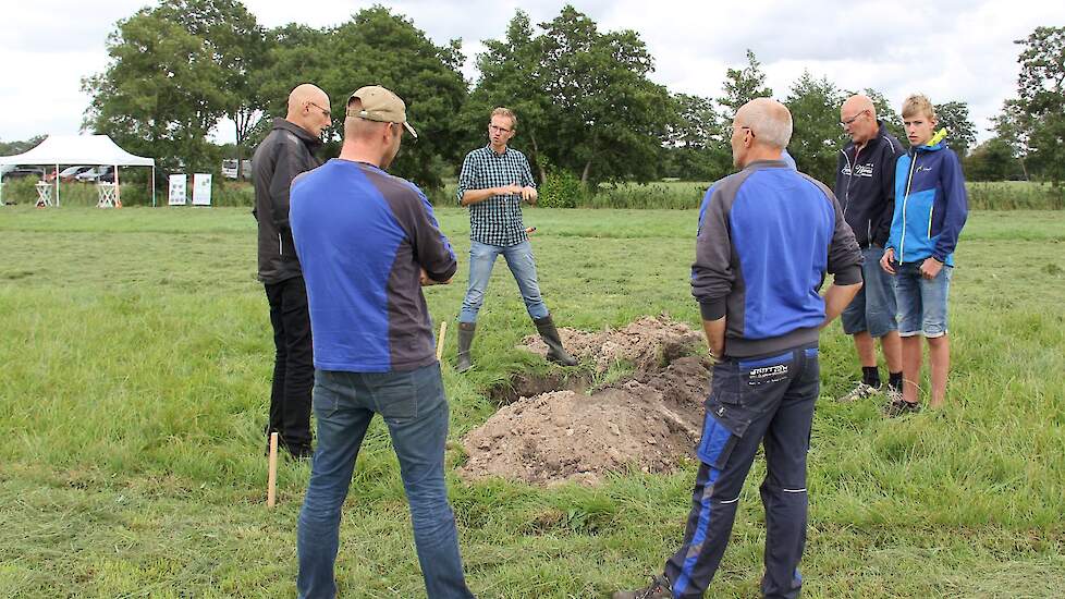 Belangrijkste is, dat het risico op verdichting zo klein mogelijk moet worden, dit gebeurt allereerst door drainage! Pas daarna volgt het rond leggen van de grond naar greppels, en pas daarna het diepspitten. „Eigenlijk hoef je zonder drainage niet te spi