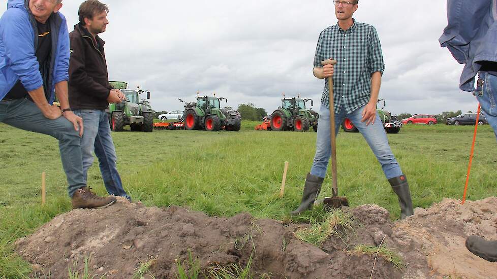 Eén perceel is gespit waarbij de bovenste twee lagen verschraald zijn. De 8 procent organische stof uit de bovenste 10 centimeter is hierbij gemengd met de zwarte aarde en het zand eronder, tot 45 centimeter. Nu is het organische stofpercentage 5, verdund