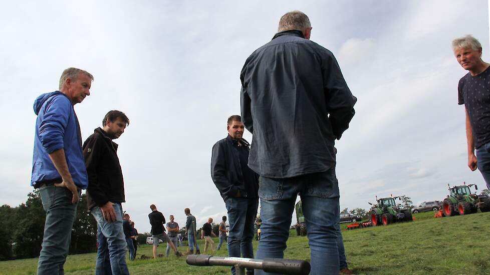 De Weidse blik, onderdeel van For Farmers, geeft aan dat kruidenrijk grasland veel kan betekenen voor of liever, tegen verdichting van de bodem. De adviseur prijst de uitgebreide bodemrapporten van BLGG, die bieden ook veel informatie waar boeren veel mee