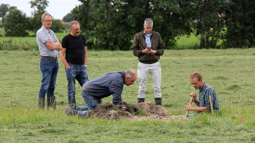 Als percelen te nat zijn heeft dit grote gevolgen voor de gewassen. Hoe los je dit op met keileem op 70 centimeter onder het maaiveld? Daarom hebben de Friese boeren ondiepe greppeltjes van zo’n 20 centimeter in het land. Door de storende keileem kan het