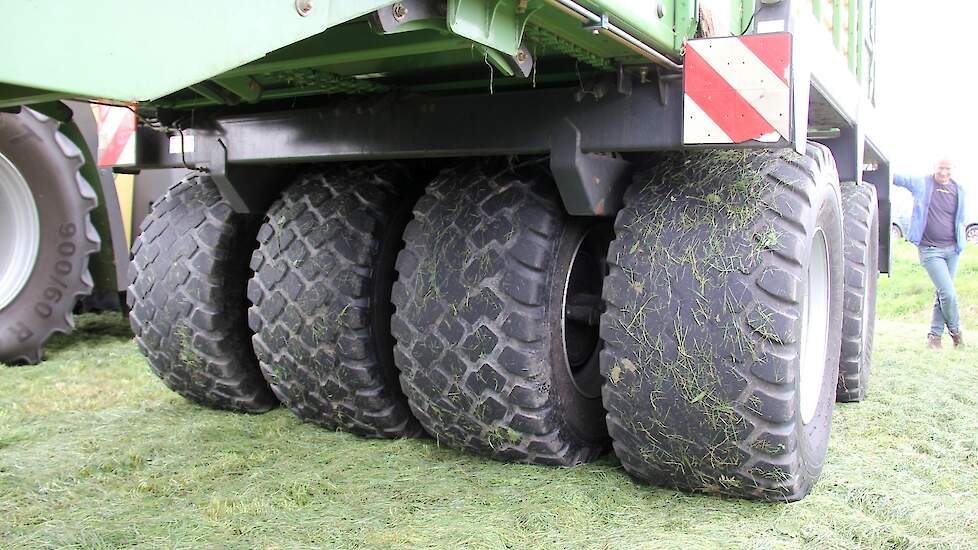 De ladenwagen heeft acht banden van 60 centimeter elk, om schade aan de bodem te voorkomen.