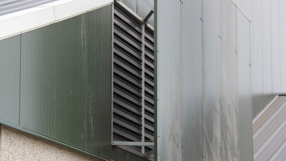 De kleppen van de luchtinlaat kunnen in de zomer voor extra aanvoer van verse lucht zorgen. In de winter zitten ze altijd dicht. De duurzaam opgewekte zonne-energie gebruikt Sabine Grobbink bijvoorbeeld voor de energiezuinige ventilatoren en twee luchtwas