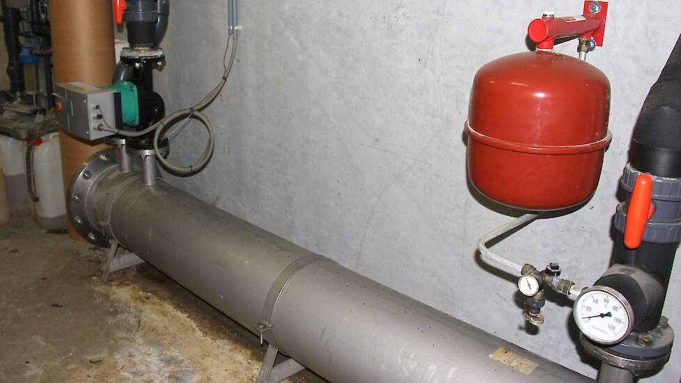 De warmtepomp in de technische ruimte binnen is gekoppeld aan een buizenwisselaar (de buis binnen bij kast op de grond).