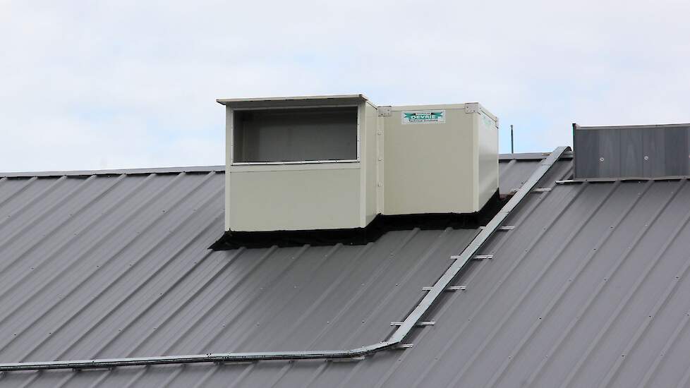 Op het dak bevindt zich een warmtewisselaar waardoor de lucht voor deze de stal in komt, wordt opgewarmd door de uitgaande lucht. Dit voorkomt onder meer oorbijten (veroorzaakt door onrust bij sterk wisselende temperaturen) en hoesten. De warmte uit de lu