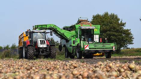 Fotoserie: Uien laden in Nieuw-Weerdinge | Veld-post.nl - Landbouwnieuws voor Noord-Nederland - Veld