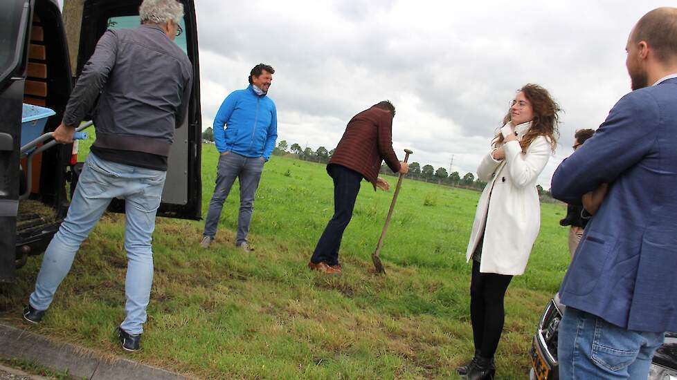 Voorbereiding op het officiele moment dat iedereen op de locatie van de vergister is.
