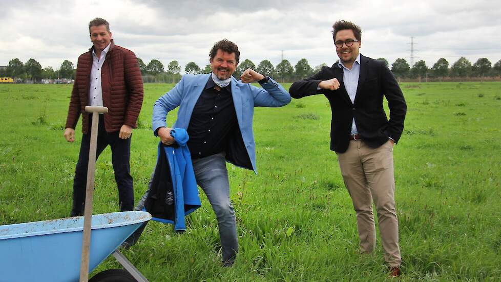 De eindelijk beloonde initiatiefnemer Mark Seventer in het blauw.