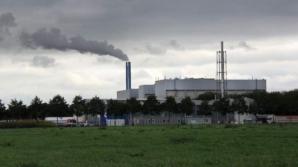 Het weiland op de voorgrond is de aangekochte locatie voor de vergister.