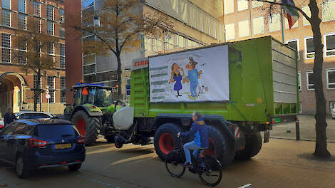 Protesterende boeren bij provinciehuis in Groningen tegengehouden door politie | Veld-post.nl - Land