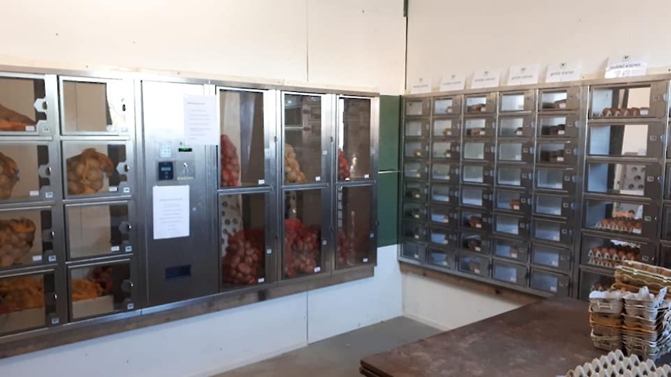 Consumenten kunnen contactloos pinnen bij de nieuwe automaat van familie Lenting.