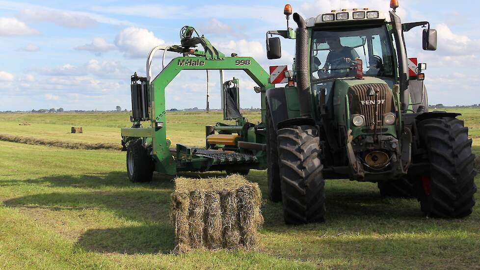 Fendt-trekker met balenwikkel