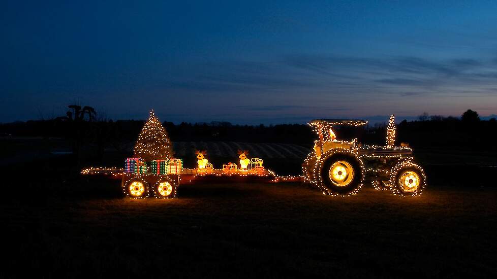 Afbeelding van verlichte tractor ter illustratie.