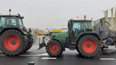 Blokkade in Veghel, eerder vandaag. Een vergelijkbaar protest vindt deze middag plaats in Drenthe.
