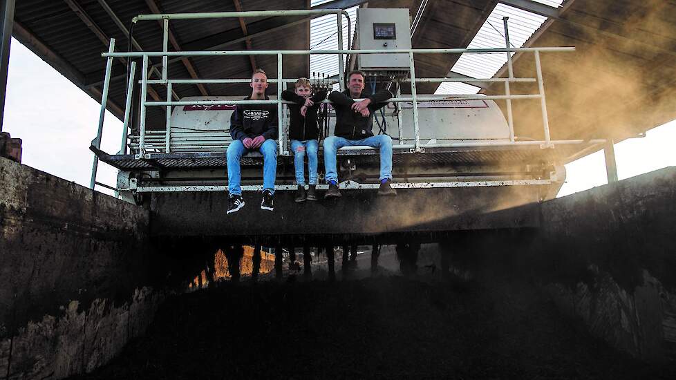 Over de sleufsilo met daarin de compost loopt de RotoKing, die Bouma ‘het hart’ van zijn bedrijf noemt. De machine mengt, verplaatst en belucht met grote peddels het compostmateriaal.