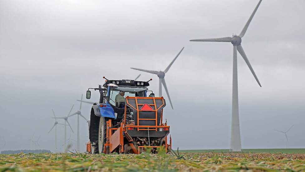 Windmolens langs een akker