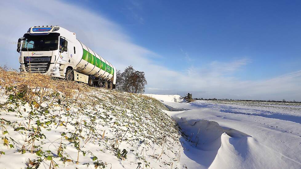 Grote problemen heeft Durk Kuipers van melktransporteur De Takomst deze winterse dagen nog niet gehad. Wel heeft hij een 'concullega' geholpen, die op de smalle weg naar de melkveehouderij van maatschap Palma in Tzum in de berm was gegleden.