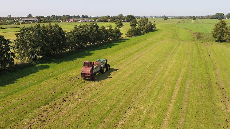 Afbeelding van ruige mest uitrijden in Augustinusga (FR) tijdens de GLB-pilot ‘Hoe? Zo!’.