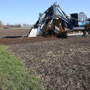 Bij de tweede werkgang wordt de sleuf gedicht met een, door het Friese bedrijf zelfgebouwd, schuifbord voor op de drainagemachine.