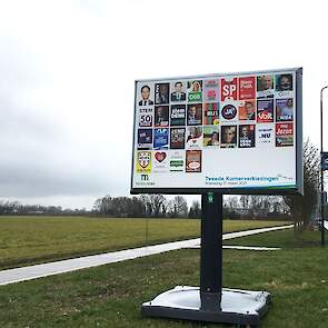 Verkiezingsbord op het platteland.