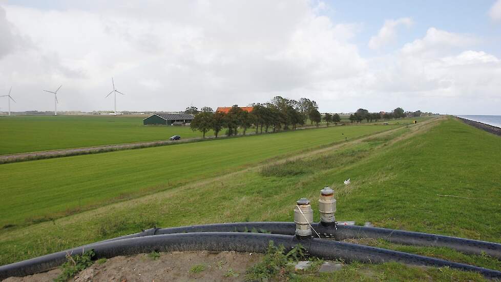 Afbeelding van een dijk in akkerbouwgebied ter illustratie.