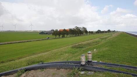 Afbeelding van een dijk in akkerbouwgebied ter illustratie.