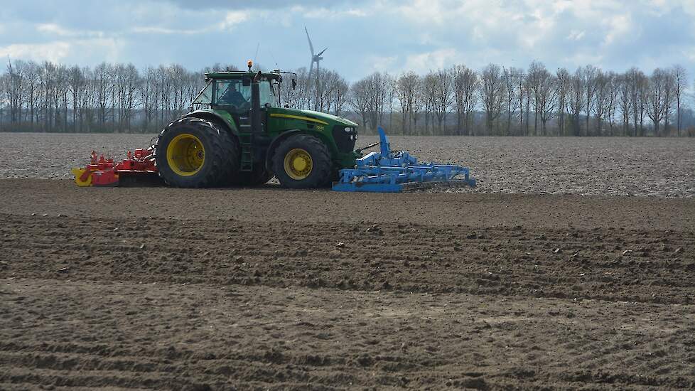Eind maart is begonnen met het klaarmaken van de veertien aardappeldemovelden op het terrein van PPO Lelystad. Op de demovelden ligt de focus op actuele thema’s en vraagstukken in de aardappelteelt, zoals gewasbescherming, duurzamere of robuuste aardappel