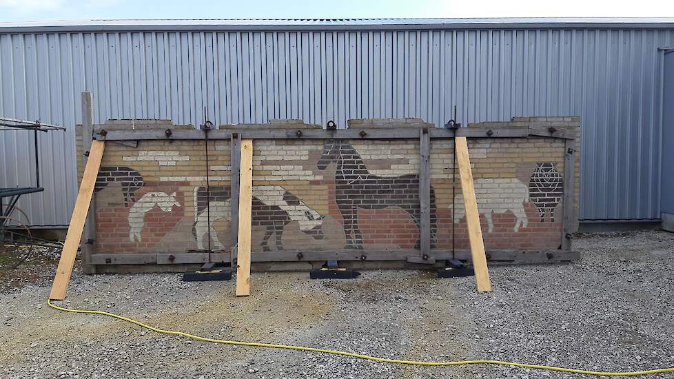 Het baksteenkunstwerk uit de oude Lagere Landbouwschool van Franeker is verhuisd naar Fries Landbouwmuseum.