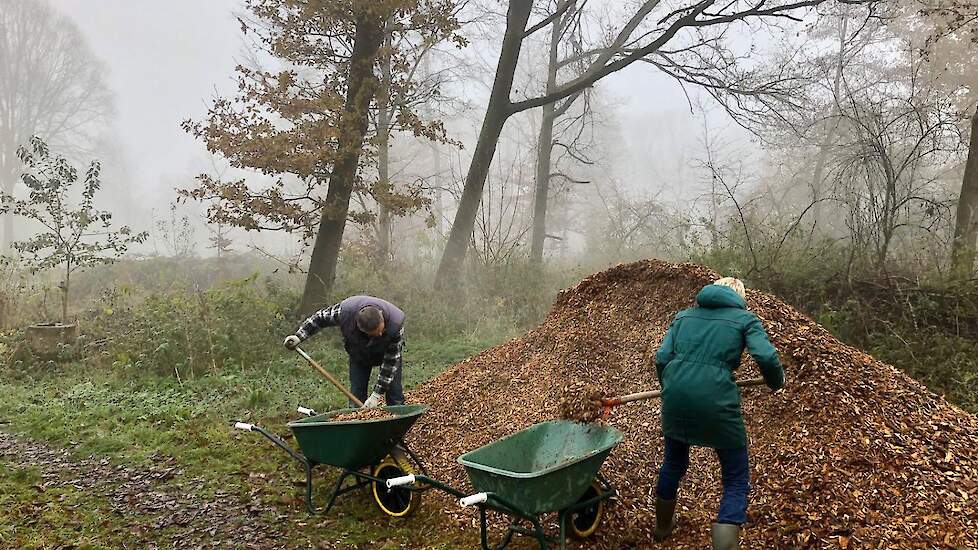 Vrijwilligers van een voedselbos in Emmeloord (FL) treffen elkaar wekelijks tijdens de voorkomende werkzaamheden.
