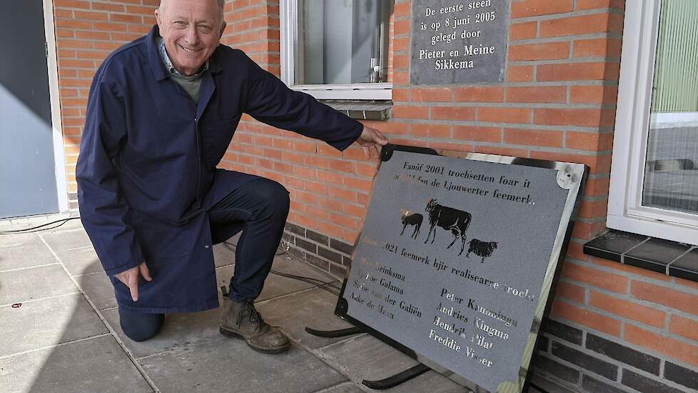 De naam van voorzitter Andries Kingma van Stichting Veehandel Noord-Nederland is gebeiteld in steen. Hij ontving de steen woensdagavond bij de opening van de nieuwe veemarkt.