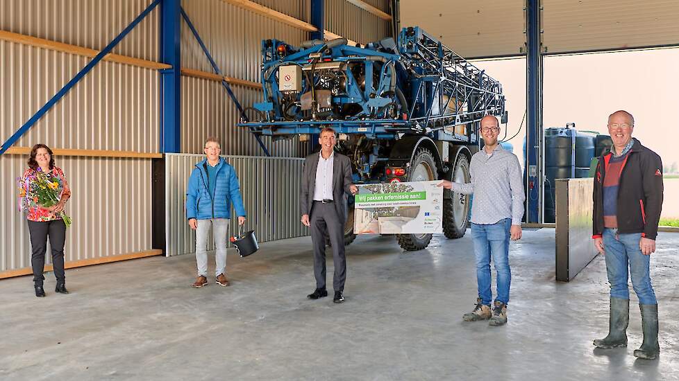 Flevolandse akkerbouwer ontvangt erfbord voor wasplaats