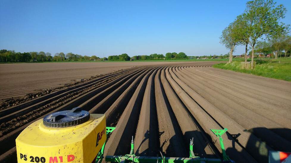 Enkele dagen daarvoor moest nog een perceel worden aangeaard. „De aardappelen staan er al boven. Flink doorwerken dus.”
