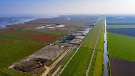 De locatie voor de toekomstige brede groene dijk. Op de voorgrond enkele kleidepots.