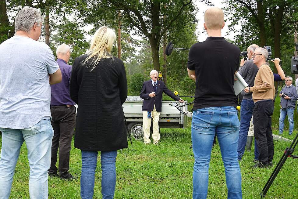 Hans Wiegel, voormalig VVD-politicus, sloeg de eerste paal.