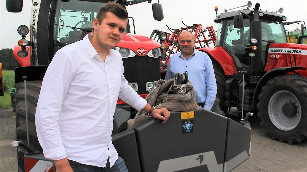 Rick en Willem op het terrein van loonwerkert Fikkert in Wijster, vanaf waar zij hadden willen ontsnappen.