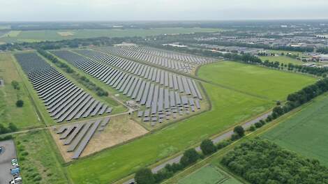 Afbeelding van een zonnepark in Dordrecht ter illustratie.