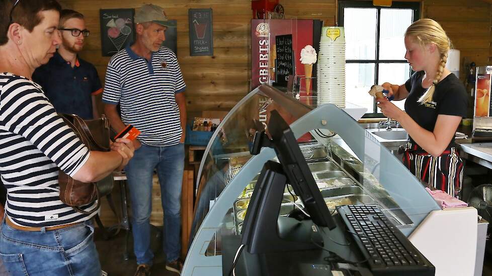 Naast de ijssalon bij de boerderij in Workum, de IJssaloon, zijn er inmiddels nog zes verkooppunten in de regio.