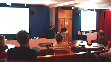 Vleeskuikenhouder Tienus Berkepies deelde woensdagavond 15 september zijn ervaringen met sterkuikens tijdens de Pluimveeweb thema-avond Diergezondheid in Meppel.